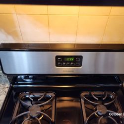 Frigidaire 4-burner LP gas stove Stainless Steel and black