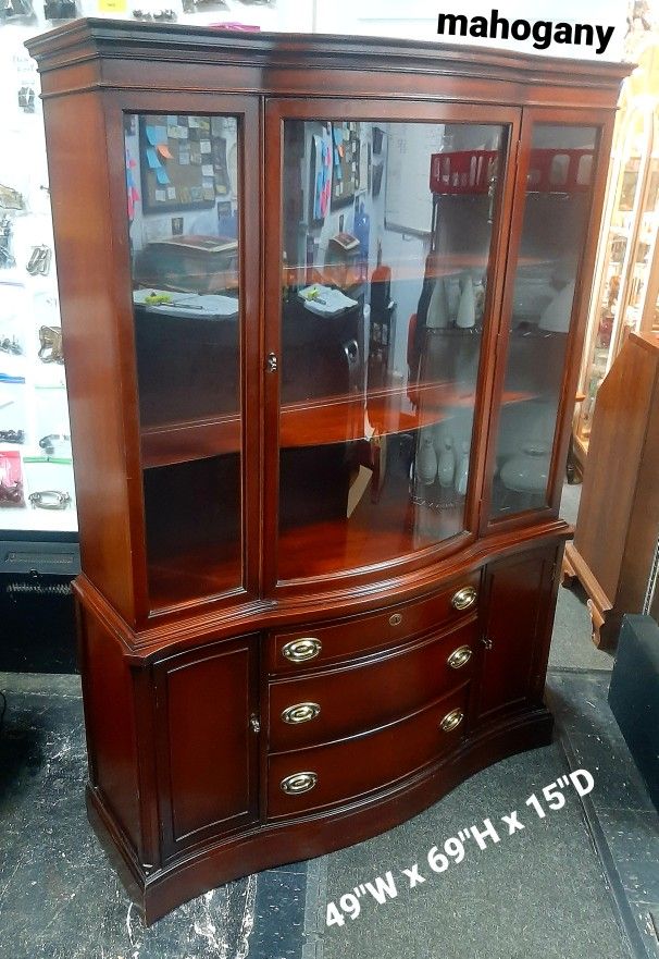 Vintage Mahogany Traditional Duncan Phyfe Style Bow Front China Cabinet Mahogany Bassett Server / Quality Furniture