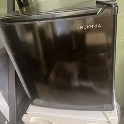 INSIGNIA MINI FRIDGE 