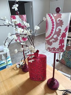 Red lamp decor set Target 3 pieces 2 table lamps and 1 red vase

Condition is used, some wear present, especially on the inside is the lamp shade of o