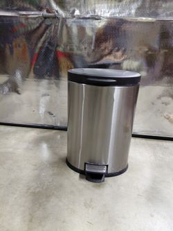 8 GALLON STAINLESS GARBAGE CAN