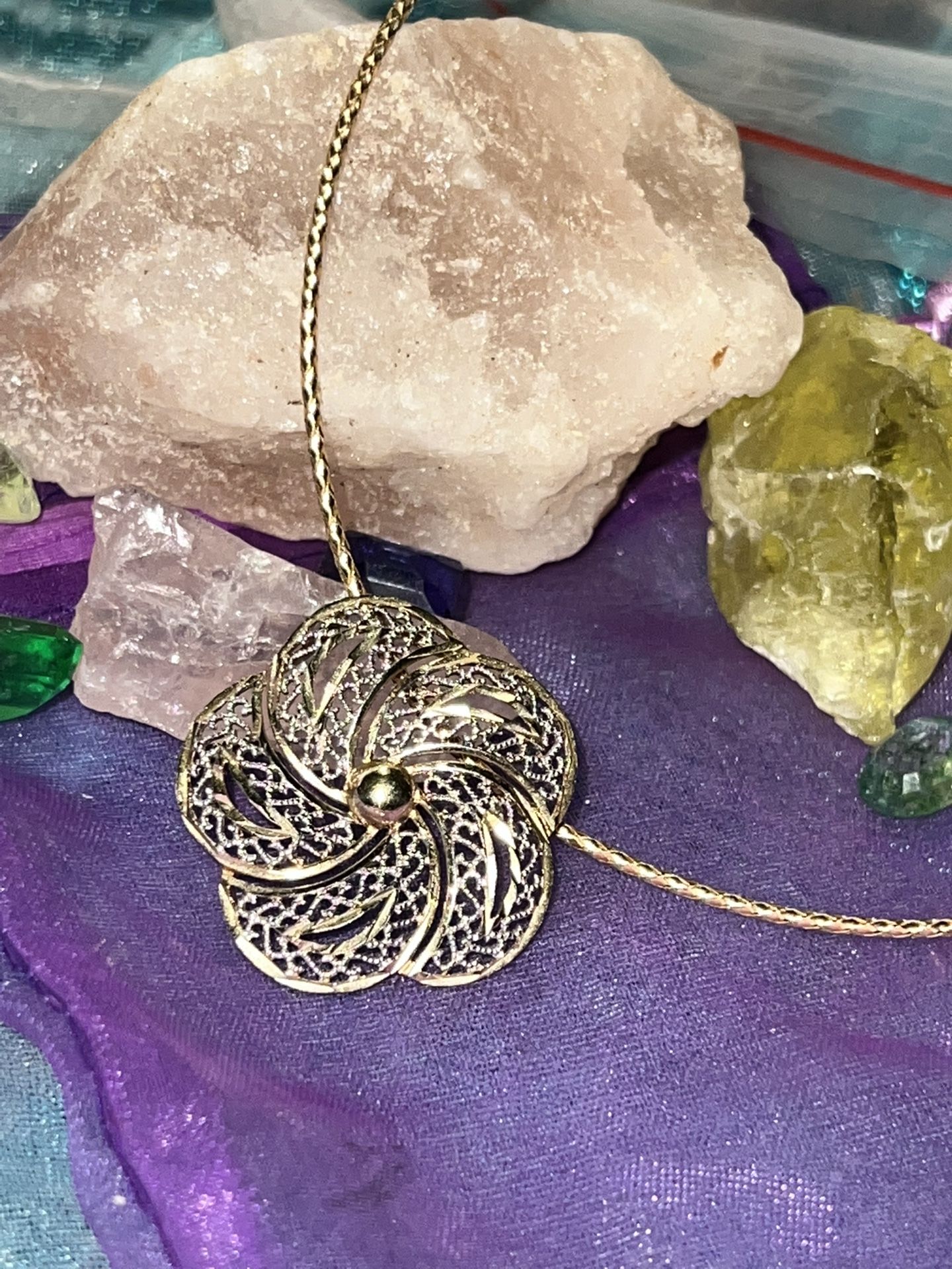 🌼 10K Gold Filigree Flower Pendant & Chain