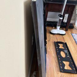LG Tv 60” (Wall Mount Included)