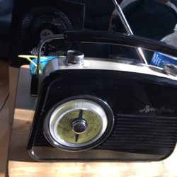 retro looking am/fm radio