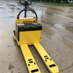 FOR SALE A YALE MPE060LEN24T2748 PALETT TRUK. 27x48 PALETTS,24V BATTERY. IT IS IN GOOD WORKING CONDITION.