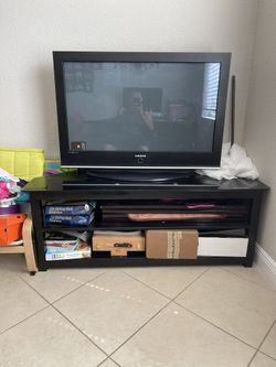 40 inch Samsung TV and TV cabinet