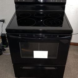 Fairly New Frigidaire Stove In Great Condition 