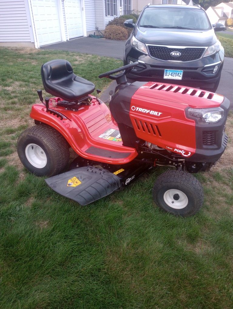 Troy-Bilt 17.5 HP 7 Speed Tractor Fantastic Condition Fully Serviced Needs Nothing