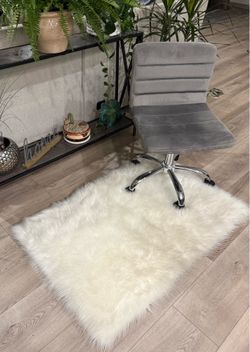 Area Rug & Chair
