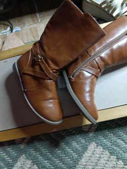Place little girl boots size 10 almost asleep $4