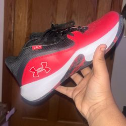 Under Armor Basketball Ball Shoes Size 9/5 Man