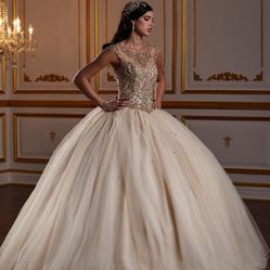 A True Cinderella Dress. Magnificent! Size M. Worn once. Perfectthy