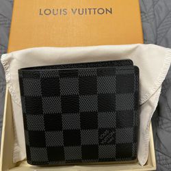 Loui Vuiton Grey Wallet 