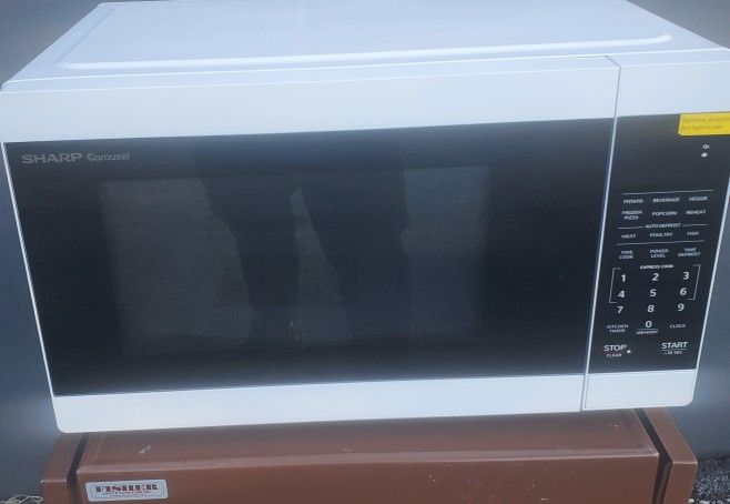 Sharp Carousel Countertop Microwave Oven (Never Used)