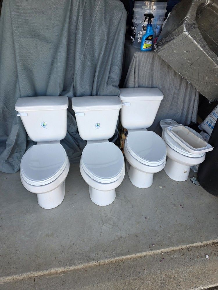 Selling 3 complete Vortens 3486 two-piece elongated toilets (tank + bowl)