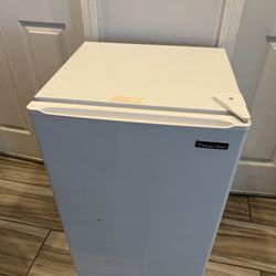 magic chef mini fridge