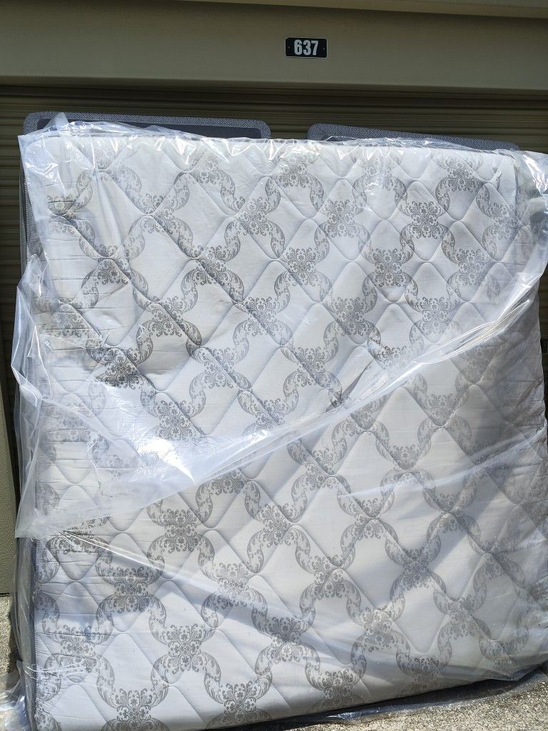 New King Size Mattress And Box Springs