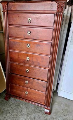 Beautiful tall chest of drawers / dresser