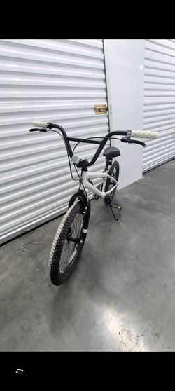 BIKE SALE!! Spector 20" Bike w/ 2 front Pegs.. Great for stunts and tricks!! (by Kent Bicycles) -- BLACK + WHITE