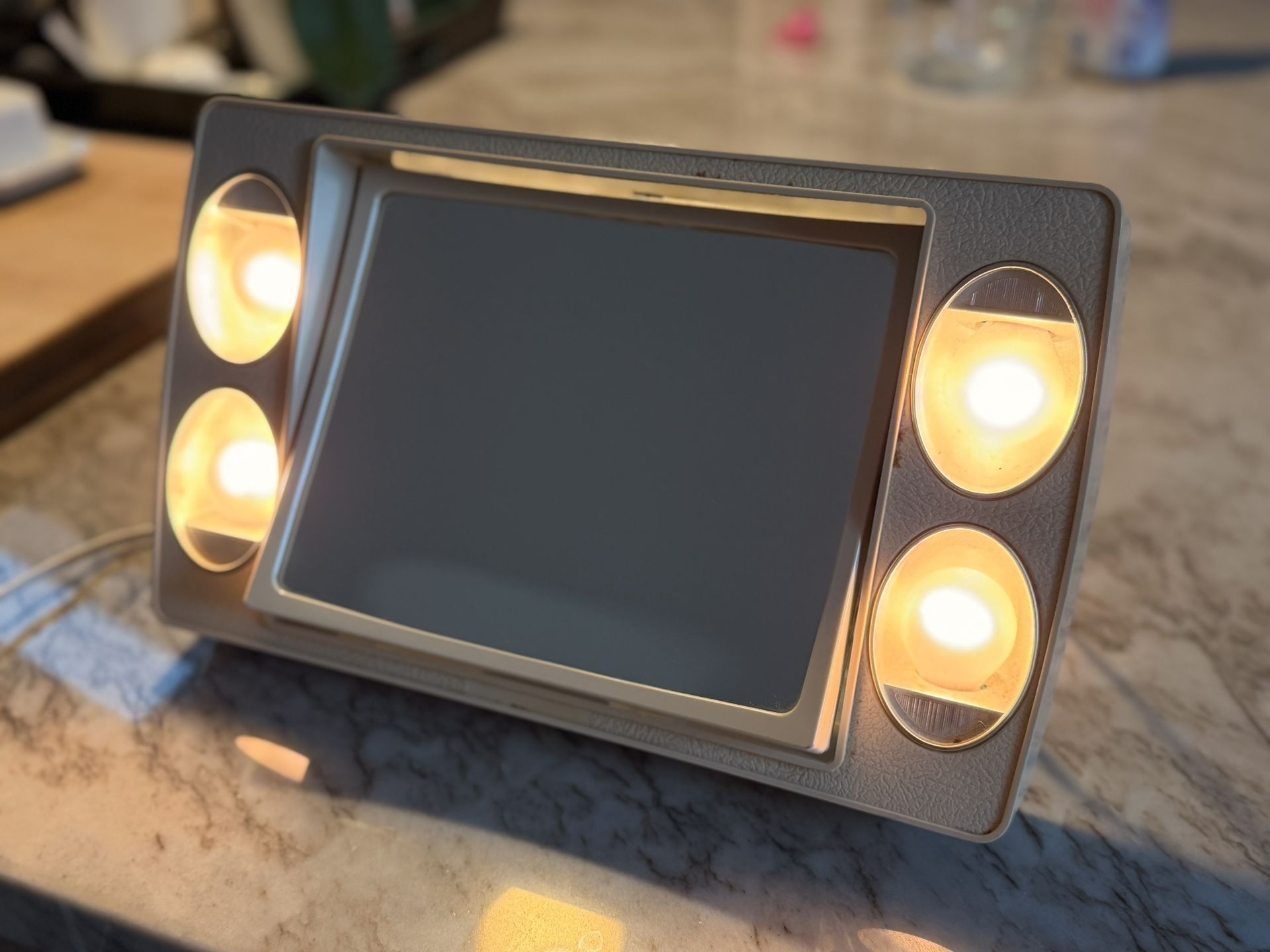 VINTAGE  Bercy portable lighted vanity mirror with carrying case