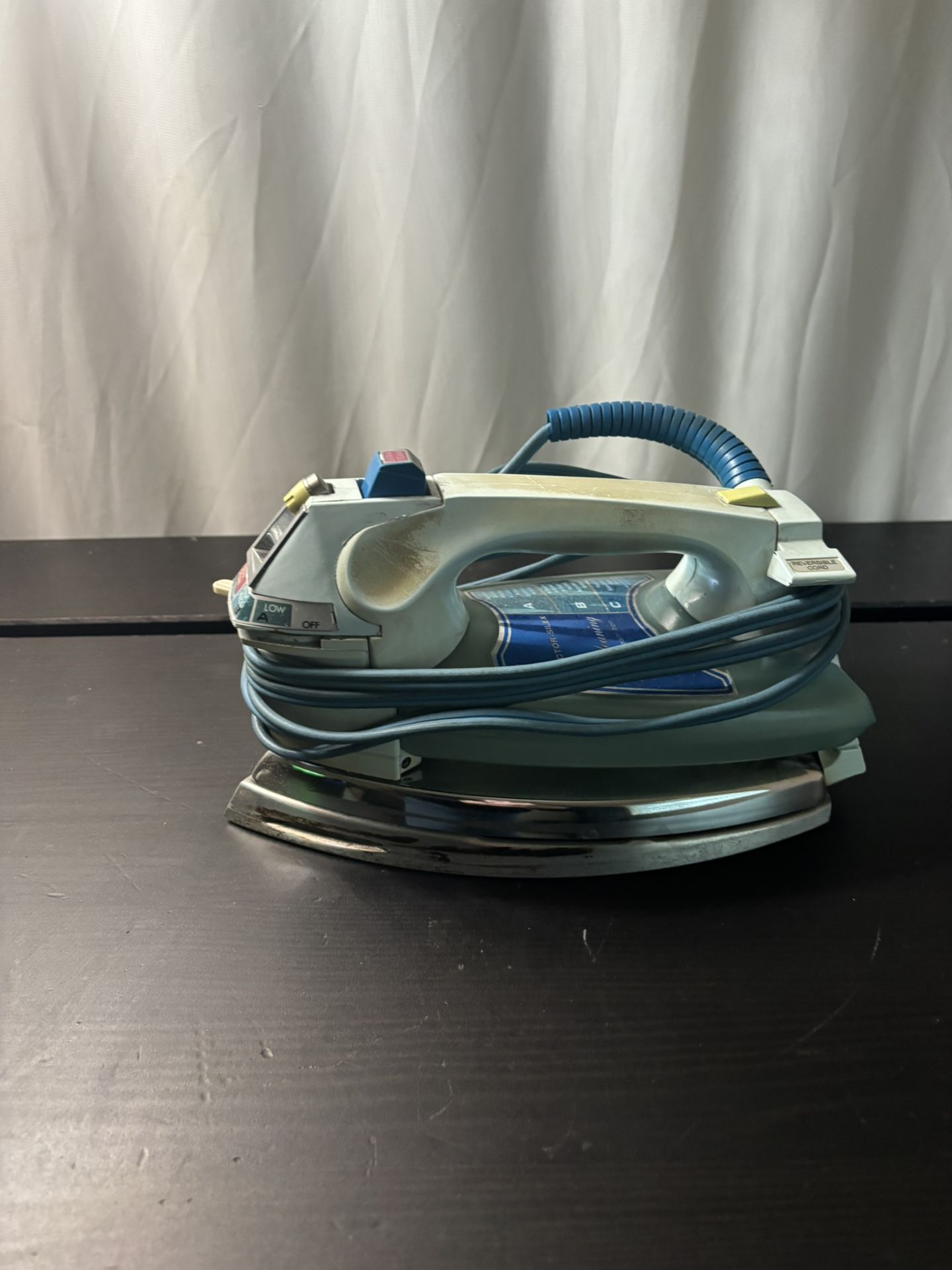 Vintage Steam Iron – Retro Blue