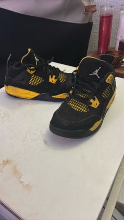 Air Jordan 4 Thunder Black Yellow Sneakers