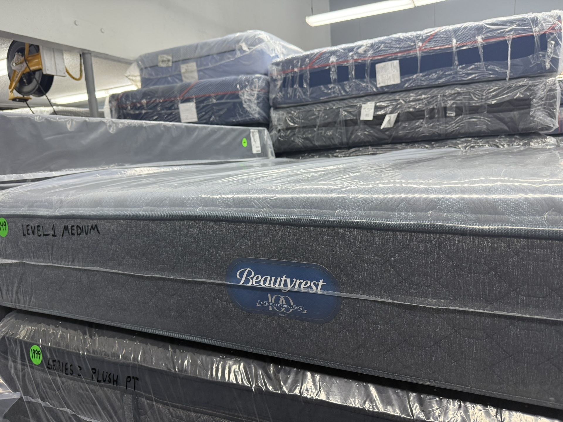 KING SIZE SIMMONS BEAUTYREST WORLD CLASS LEVEL 1 (MEDIUM) MATTRESS & BOX SPRINGS BED SET