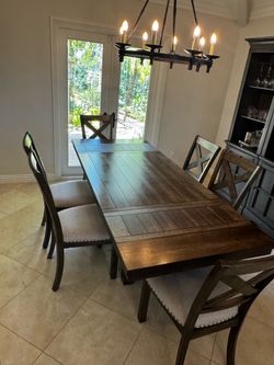 Extendable Wood Dining Table (62”-86”) and Chairs