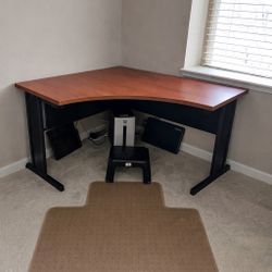 Corner desk