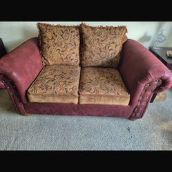 Pequeño Sofa color morado con cojines color café 75.00