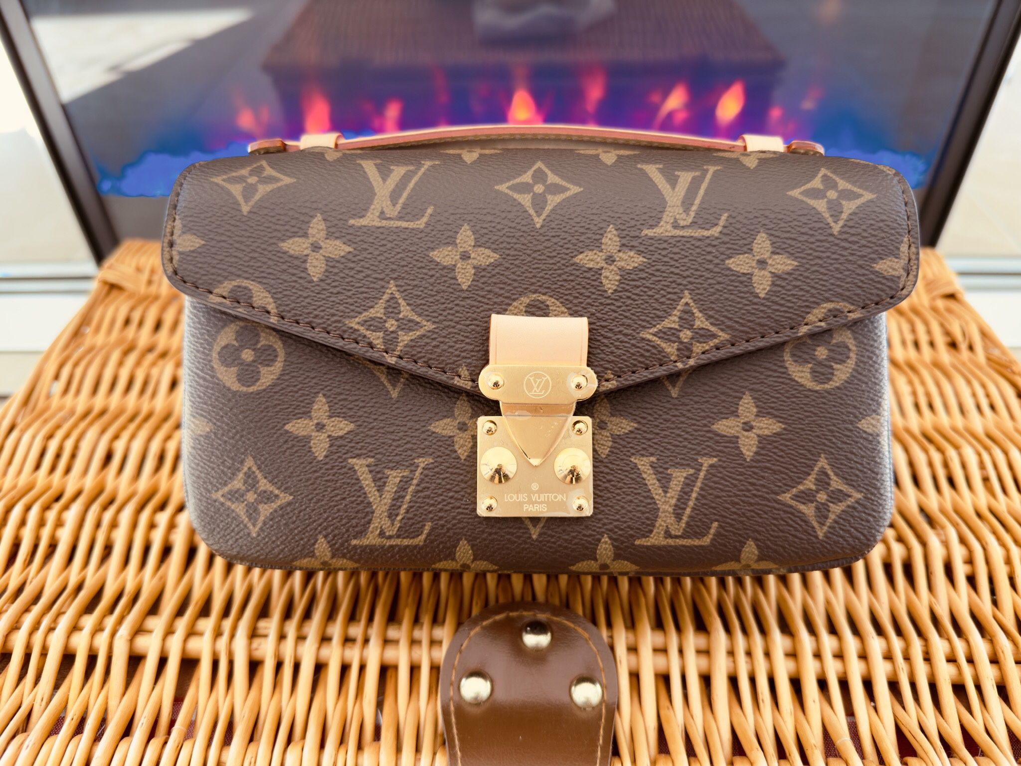 LOUIS VUITTON East West Métis
