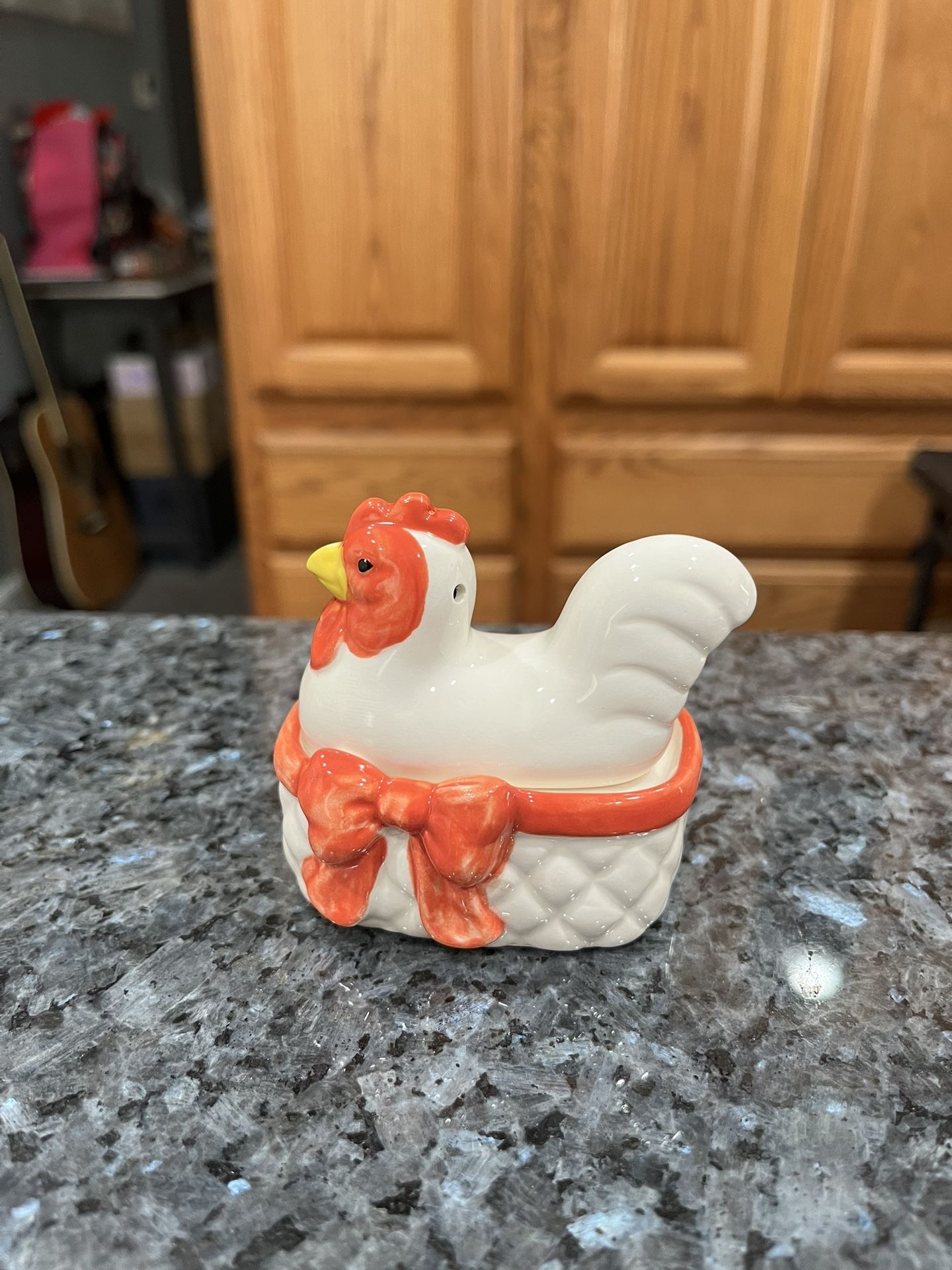 Vintage Ceramic Norcrest Hen Pair of Salt and Pepper Shakers. Hand Painted. Made in Japan. Preowned never used. Foil stickers on the bottom. Ha