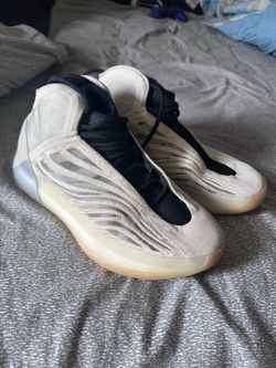 9.5 Men’s Yeezy QNTM “mist slate”