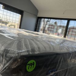 CALIFORNIA KING SIZE SEALY POSTUREPEDIC PLUS PILLOW TOP MATTRESS & BOX SPRINGS BED SET