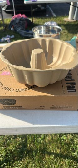Stoneware fluted pan pampered chef Bundt pan