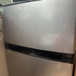 INSIGNIA refrigerator 