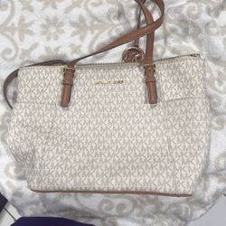 SELLING MICHAEL KORS BAG FOR 200 (brand New Just Bag Only)