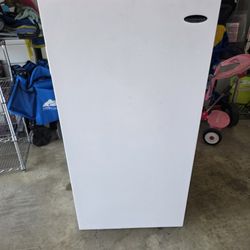 Franklin Chef Freezer 8.8 Cu Ft 23 L X 28 W X 48 T