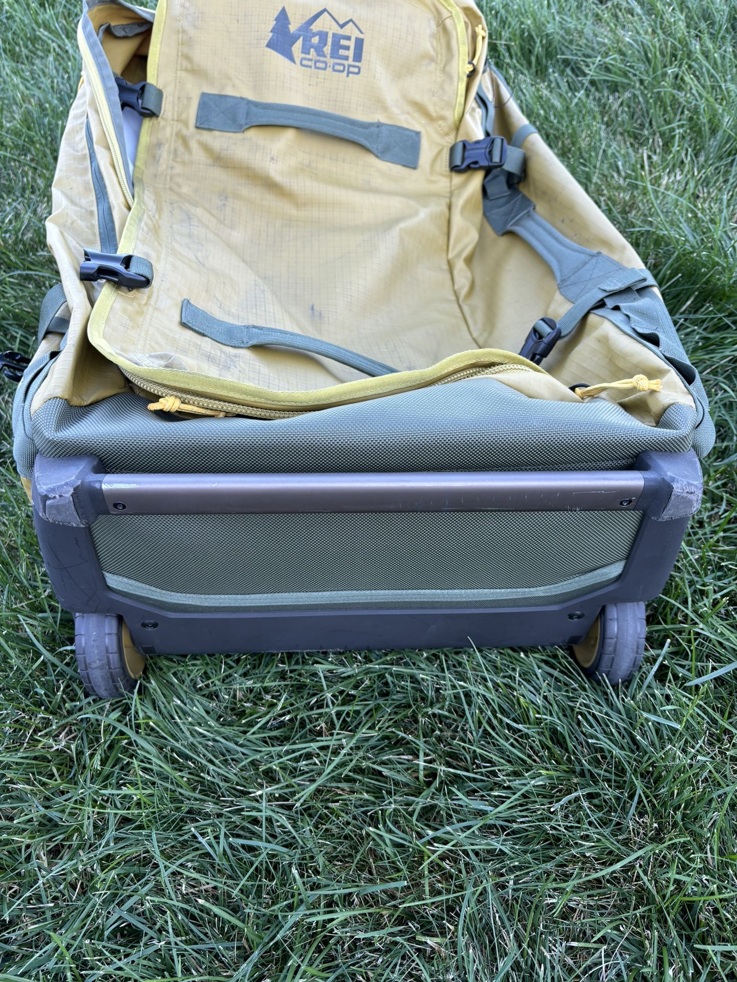 REI Rolling Duffel Bag Moss Green Yellow 34”