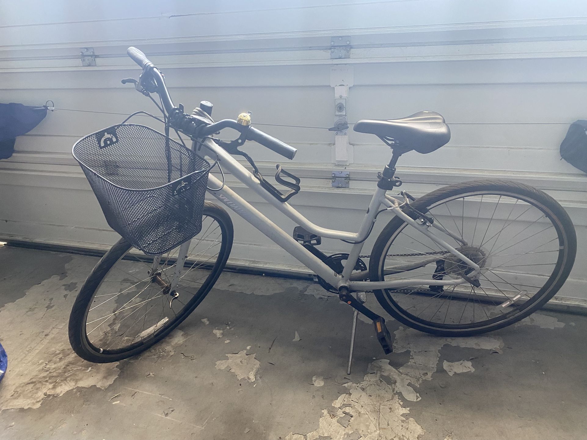 Specialized hybrid bike w/ airless tires