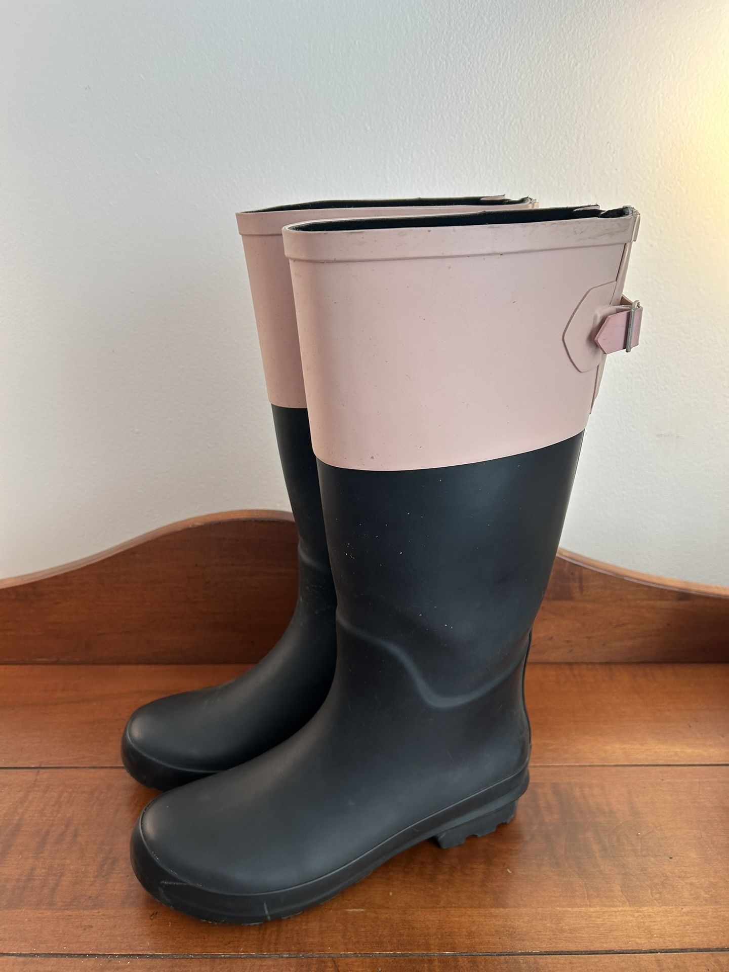 Pair of Women’s Size 7 Rain Boots