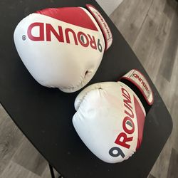 Boxing gloves in Guc 