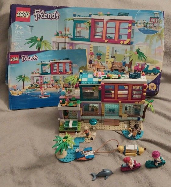 Pre Owned Lego Friends Vacation Beach House Set #41709 99% Complete w Box Manual