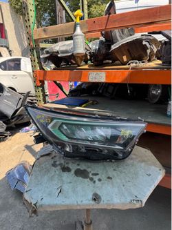 Toyota RAV4 RIGHT USED OEM HEADLIGHT (2022-2024)