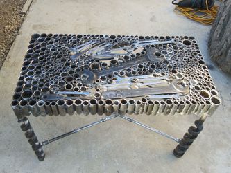 Art and metal. Esta hecha de herramientas. Y de dados