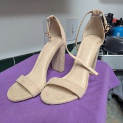 Wild diva chunky heel sandals size 5
Never been warn 
The heel is about 4 in
