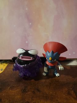 Pokemon Battle Figures Gastly and Weavile New out of pkg!  A7