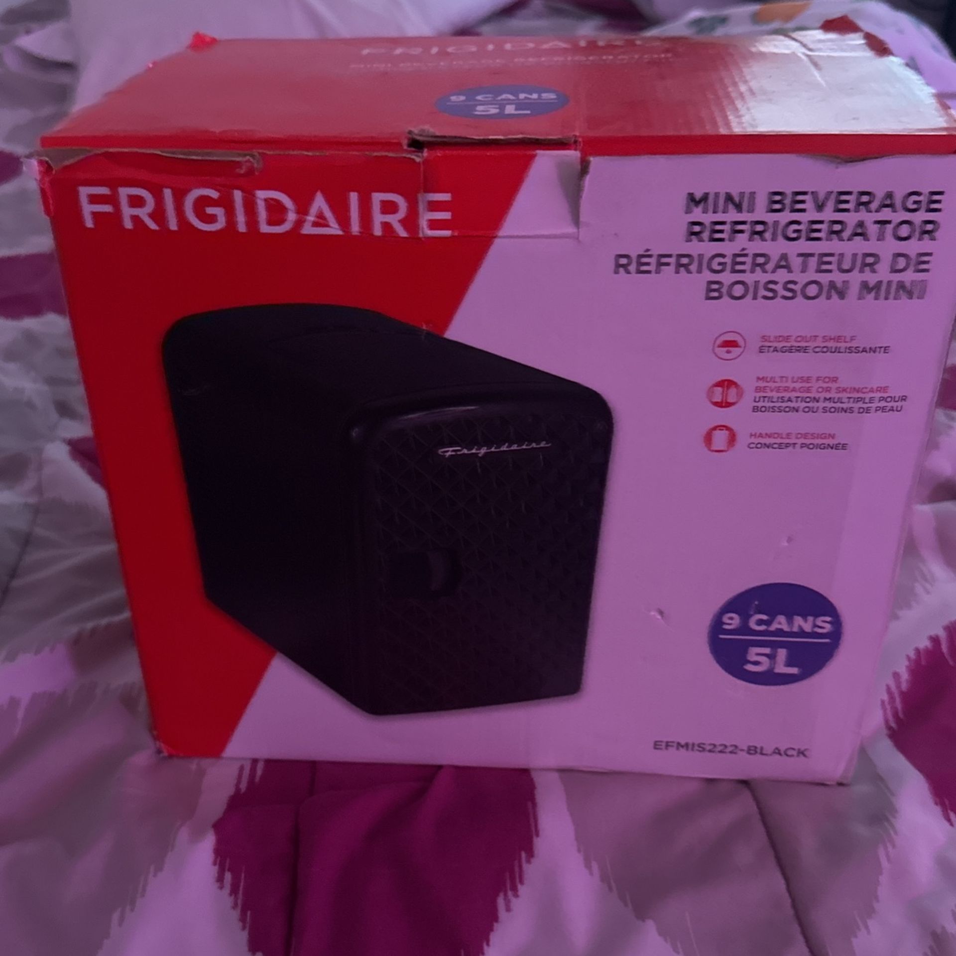 FRIGIDAIRE Mini Beverage Refrigerator