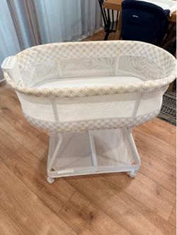 Bassinet on wheels