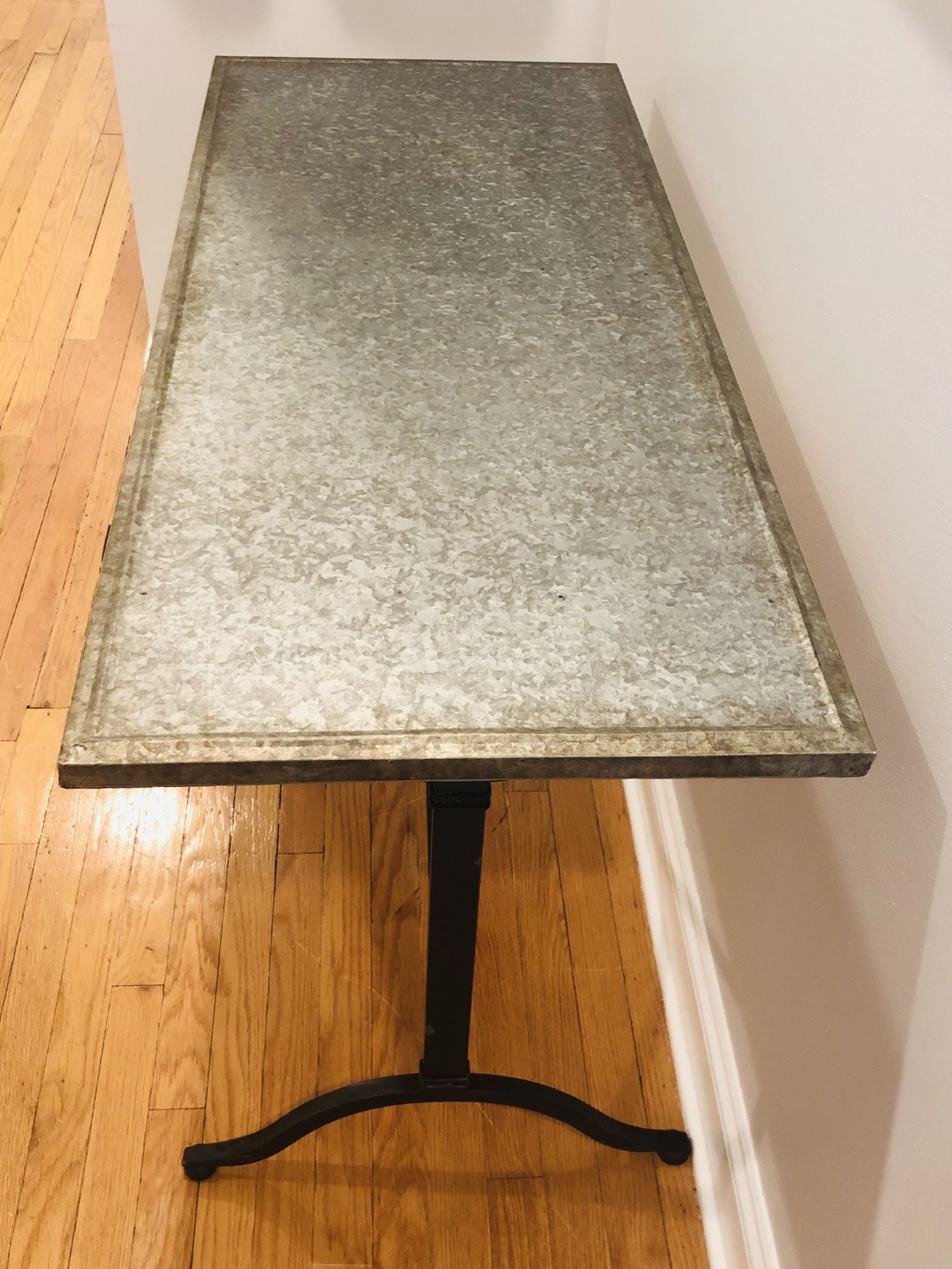 Lightweight table with metal finish